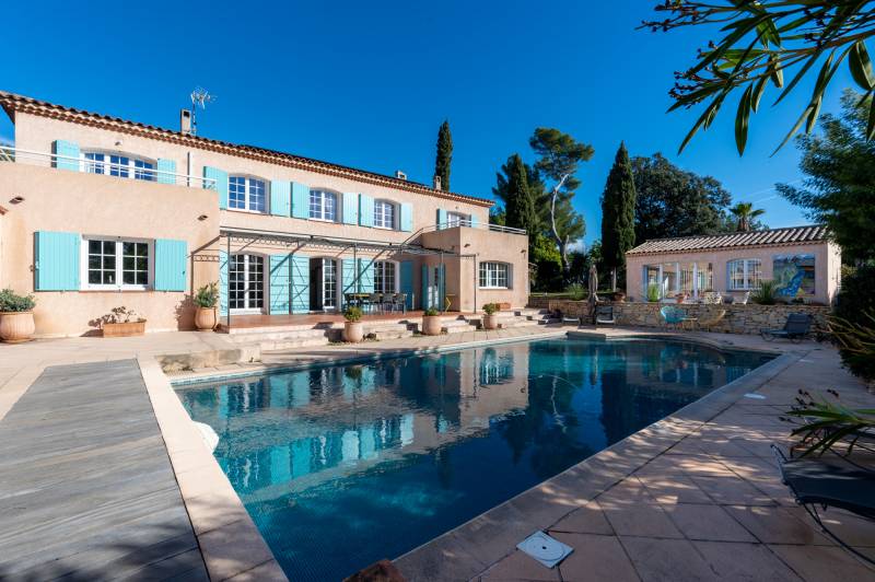 A vendre propriété d'exception sur Sanary-sur-mer avec piscine et garage